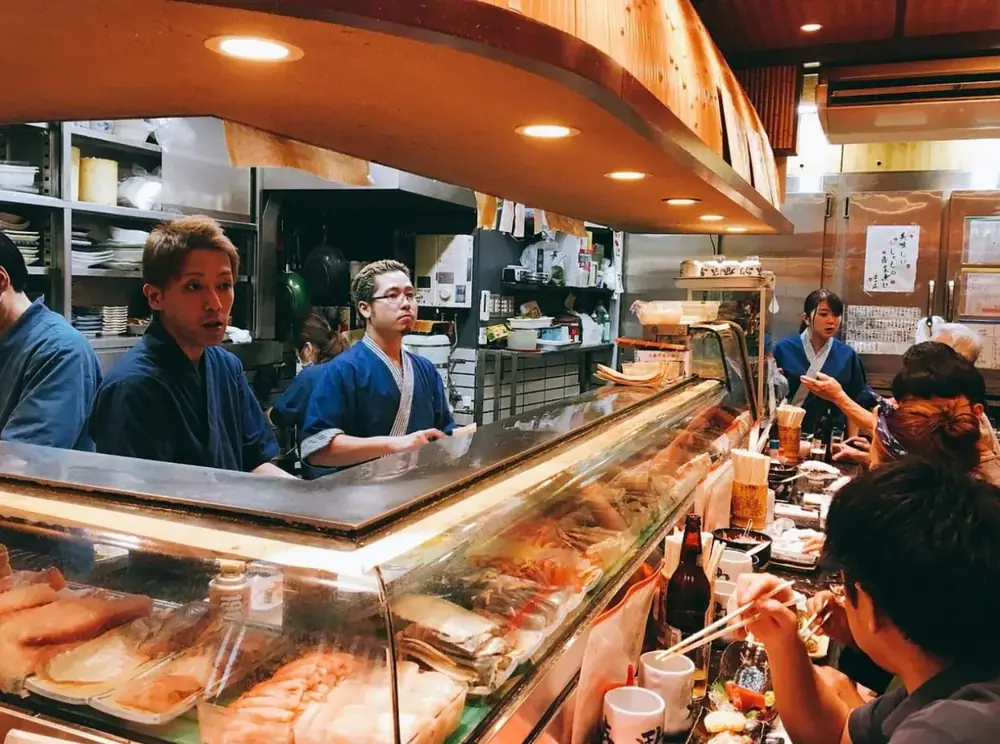 魚の並ぶカウンター越しに料理人と客が向き合う店内