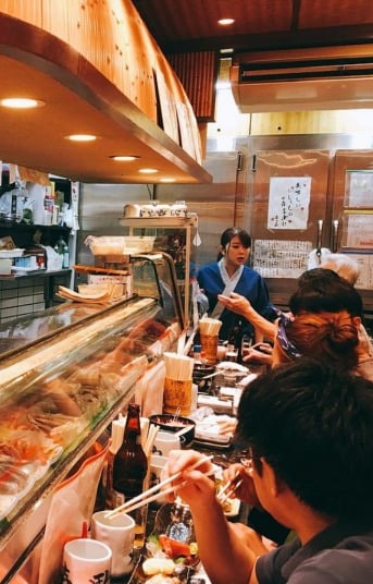 魚の並ぶカウンター越しに料理人と客が向き合う店内